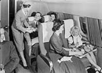 Passagers appréciant l'hospitalité et le confort du voyage 1956.