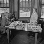 Mme Wilding du côté canadien du bureau, et Ed Struthers du côté américain 1957