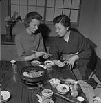 Colleen Watt et une Japonaise 1957