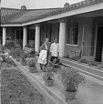 Un patient atteint de la lèpre et Mme Moore, infirmière 1957
