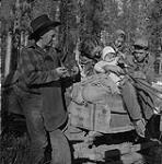 La famille Phillips, du Home Ranch à 200 miles à l'est de Quesnel (Colombie-Britannique), avec toutes les nécessités pour le déplacement des bovins de boucherie : équipement de camping, vêtements supplémentaires pour la ville, nourriture, trousse de réparation, etc octobre 1956