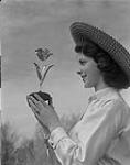 Sara Jensen tenant un trophée en forme de tulipe 1958