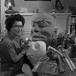 Ellen Neel, Kwaguitl, d'Albert Bay, au travail dans son studio. Mme Neel est la nièce du sculpteur réputé Mungo Martin et son travail comprend des masques et des mâts totémiques juillet 1958