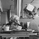 Infirmière nourrissant une femme âgée 1959