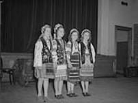 Linejan Krol de la Polish Sokol Choir and Dancers 1960