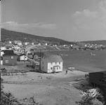 Settlement at Flat Island, near Dover, Newfoundland. The white house in the foreground was floated from Fox Island during the outport removal août 1961