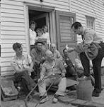 Robert Wells, Dept. of Attorney General, discussing resettlement with Diver residents août 1961