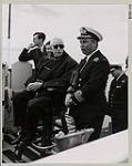 Gouverneur général Vanier (à gauche) et le capitaine D. L. MacKnight sur le NCSM Fraser 1960