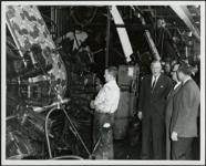 Man working machine - Visite d'usine [ca. 1950]