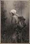 [Homme combattant un feu de forêt à l'aide d'un sac à dos rempli d'eau, Manitoba] 1933.