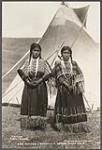 [Siupakio and Sikunnacio, Tsuut'ina young women]. Original title: Siupakio and Sikunnakio, Sarcee Indian girls [between 1870-1910]