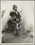 [Inuvialuit woman at the mouth of the Mackenzie River]. Original title: Esquimaux woman at the mouth of the Mackenzie River, N.W.T [ca. 1901]