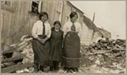 [Three unidentified women] [between 1921-1922]