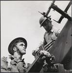 Les canonniers Edmond Le Bouthillier, de Tracadie et Roger Michaud, d'Est Court, Temiscouata a un poste de d.c.a. en Angleterre 4 juin 1943.