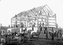 Construction d'une grange - Grange de Leckie dont l'ossature est terminée 2 juin 1908
