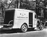 [Canada Post truck Montréal] [graphic material] [ca. 1940]