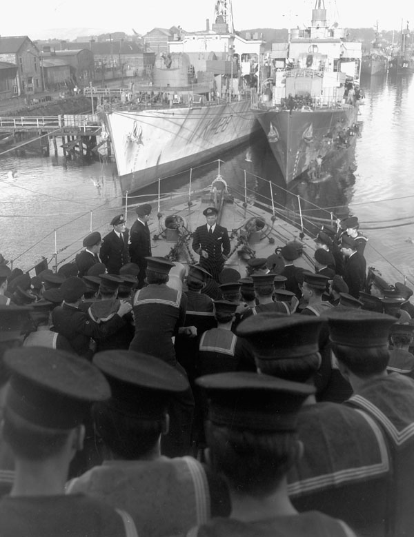 Lieutenant-Commander Robert P. Welland addressing the ship's company upon relinquishing command of the destroyer H.M.C.S. ASSINIBOINE, England, November 1944.