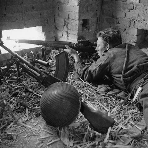 Pte. Jack Bailey of the Perth Regiment, sniping at enemy troops, Orsogna, Italy, 29 January 1944.