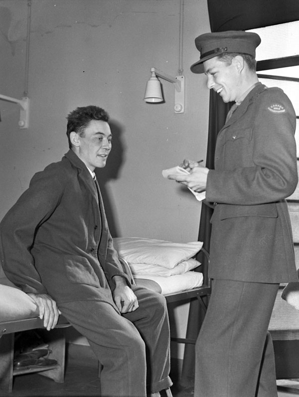 War correspondent C. Sifton interviewing wounded soldier at No. 10 Canadian General Hospital, Royal Canadian Army Medical Corps (R.C.A.M.C.), England, 7 October 1943.