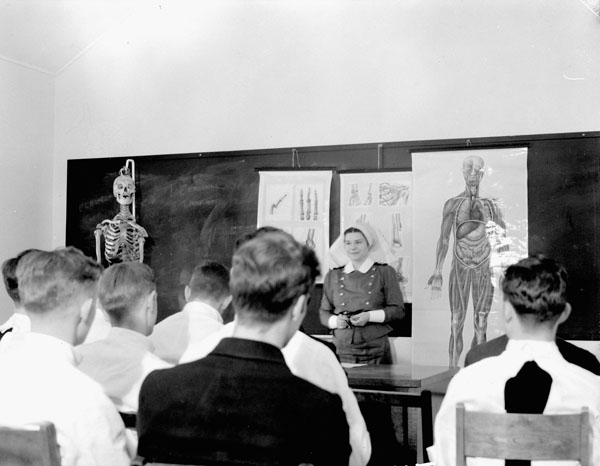 Nursing Sister Waterman giving a lecture at the Royal Canadian Naval Hospital, St. John's, Newfoundland, 22 May 1942.