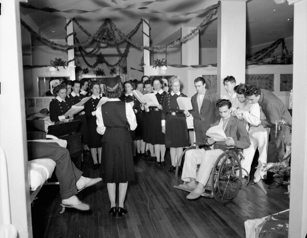 Nursing sisters and patients singing carols at the Royal Canadian Naval Hospital, St. John's, Newfoundland, 21 December 1944.