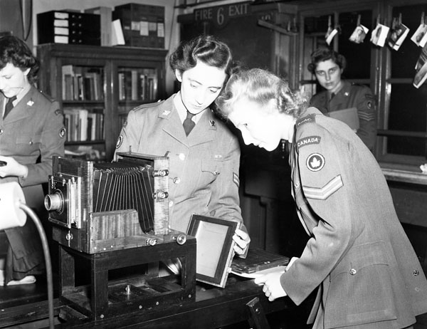 Corporals Nadine Manning and Marjorie Cox of the Canadian Women's Army Corps (C.W.A.C.) taking the London County Council's photography class, London, England, 27 September 1945.