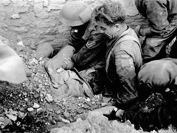 Infantrymen of The Loyal Edmonton Regiment rescuing Lance-Corporal Roy Boyd, who was trapped under rubble for 3 1/2 days, Ortona, Italy, 30 December 1943.