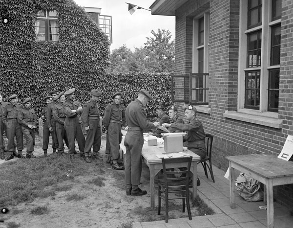 Infantrymen of The Argyll and Sutherland Highlanders of Canada outside a federal election polling booth, Almelo, Netherlands, 31 May 1945.