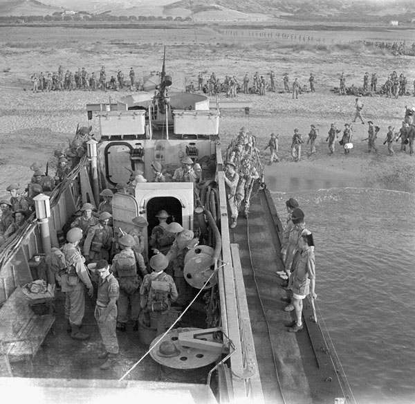 Infantrymen of the Royal 22e Régiment boarding a Landing Craft Infantry to move 150 miles along the coast, Catanzaro Marina, Italy, 16 September 1943.