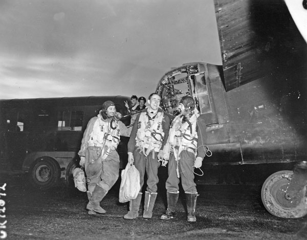 Aircrew with a Handley Page Halifax B.III aircraft of No. 433 (Porcupine) Squadron, R.C.A.F., returning from a daylight raid on German flying-bomb sites in France. Skipton-on-Swale, England, 1944.
