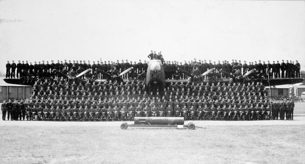 Aircrew and groundcrew of No. 432 (Leaside) Squadron, RCAF, posing with one of the squadron's Handley Page B.III aircraft.